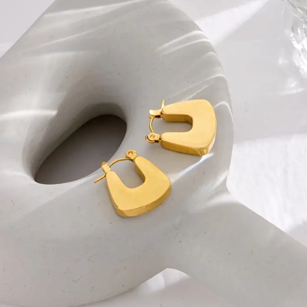 NWT geometric gold chunky hoops ✨ - Picture 4 of 5